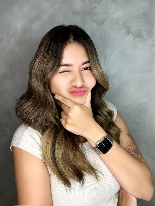 Salah satunya Umi Pipik yang komentarnya cukup mencuri perhatian. Ia berharap Nathalie selalu dekat dengan Sang Pencipta. [Instagram.com/nathalieholscher]