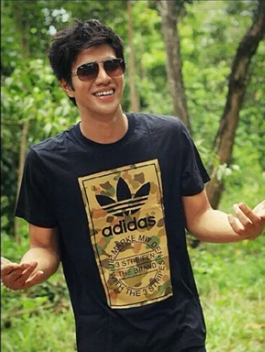 Punya banyak penggemar, foto lawas Ammar Zoni ini sering diunggah di akun fanbasenya. Sering terlihat tampil dengan kumis dan brewok, pesona aktor kelahiran 1993 ini ketika tampil kumis dan brewok bikin pangling. Bagi penggemar yang mengikuti perjalanan karier Ammar Zoni sejak 2011, tentunya sangat mengetahui perbedaan penampilan suami Irish Bella ini selama 12 tahun wara wiri di dunia seni peran.  (Liputan6.com/IG/ammarzoni.rantymaria)