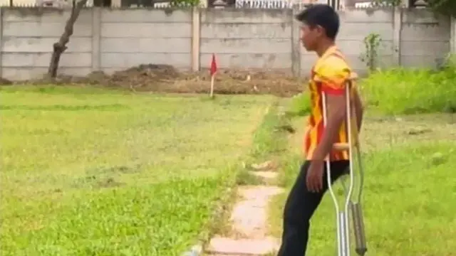 Chandra Wahyu Aji, remaja berusia 16 tahun itu adalah pelatih di Sekolah Sepak Bola Putra Garuda Muda.
