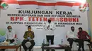 Menteri Koperasi dan UKM Teten Masduki (tengah) menyampaikan sambutan saat mengunjungi Pasar Kranggan, Bekasi, Jawa Barat, Jumat (19/6/2020). Teten melakukan peninjauan lapangan terkait restrukturisasi pinjaman/pembiayaan LPDB-KUMKM kepada Koperasi Pasar Kranggan. (Liputan6.com/Herman Zakharia)