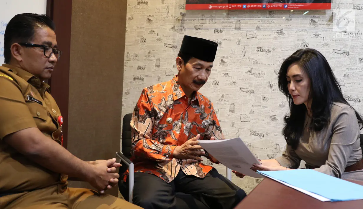 Bupati Kabupaten Solok Selatan Muzni Zakaria berbincang dengan anggota DPR dari fraksi PDIP Rieke Diah Pitaloka saat mendatangi kantor Kemenpan RB, Jakarta, Senin (5/8/2019). Kedatangan mereka demi menyerahkan berkas CPNS dokter gigi Romi Syofpa Ismael. (Liputan6.com/Angga Yuniar)
