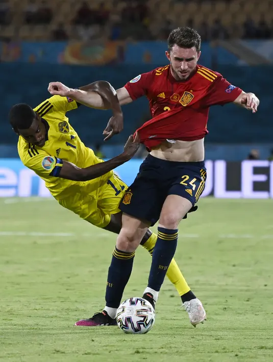 Bek Spanyol, Aymeric Laporte membawa bola dari kejaran pemain Swedia, Alexander Isak pada pertandingan grup E Euro 2020 di stadion La Cartuja di Seville, Spanyol, Senin (14/6/2021). Spanyol bermain imbang atas Swedia 0-0. (AP Photo/Pierre Philippe Marcou, Pool)