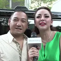 Regina Andriane sudah melupakan lembaran hidupnya bersama Farhat Abbas, kini ia mengaku sudah bahagia dengan suami baru bernama Krisna Murti