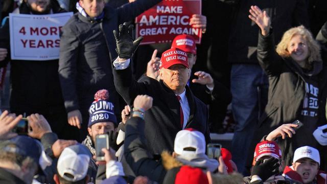 Presiden Donald Trump di tengah kerumunan saat dia berajak usai berpidato di rapat umum kampanye di Bandara Internasional Wilkes-Barre Scranton di Avoca, Pa, Senin, 2 November 2020. (Foto AP / Gene J. Puskar)