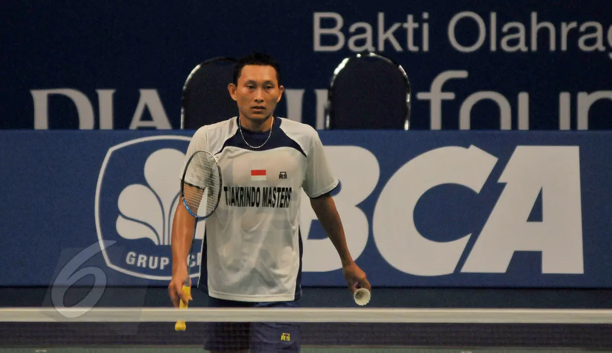 Pebulutangkis, Sony Dwi Kuncoro saat berhadapan dengan pebulutangkis USA Sattawat Pongnairat dalam turnamen BCA Indonesia Open Superseries Premier 2015, Jakarta, Selasa (2/6/2015). Sony menang dengan skor 17-21, 21-13, 21-2. (Liputan6.com/Andrian M Tunay)