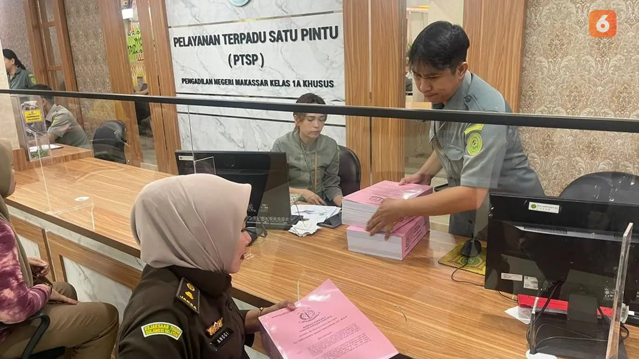 Pelimpahan berkas perkara kasus korups penjualan pasir laut di Takalar (Liputan6.com/Eka Hakim)