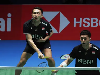 Ganda putra Indonesia Fajar Alfian (kiri) dan Muhammad Rian Ardianto mengembalikan kok ke arah pasangan Chinese Taipei Lee Yang dan Wang Chi-lin pada semifinal Japan Open 2023 di Tokyo, Sabtu (29/7/2023). (Photo by Toshifumi KITAMURA / AFP)