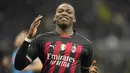 Reaksi kecewa AC Milan, Rafael Leao setelah gagal memanfaatkan peluang di depan gawang Napoli pada laga leg pertama perempatfinal Liga Champions 2022/2023 di San Siro Stadium, Milan (12/4/2023). Terikat kontrak bersama AC Milan hingga akhir musim manfaatkan peluang di depan gawang 2023/2024, Rafael Leao memang telah lama diincar PSG. Namun PSG harus siap bersaing dengan beberapa klub besar Eropa lainnya seperti Manchester United dan Chelsea. (AP Photo/Luca Bruno)