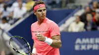 Petenis Spanyol, Rafael Nadal, melakukan selebrasi usai mengalahkan petenis Rusia, Andrey Rublev, pada laga turnamen AS Terbuka di New York, Rabu (6/9/2017). Nadal menang 3 set langsung 6-1, 6-1 dan 6-2 atas Andrey Rublev. (AP/Adam Hunger)