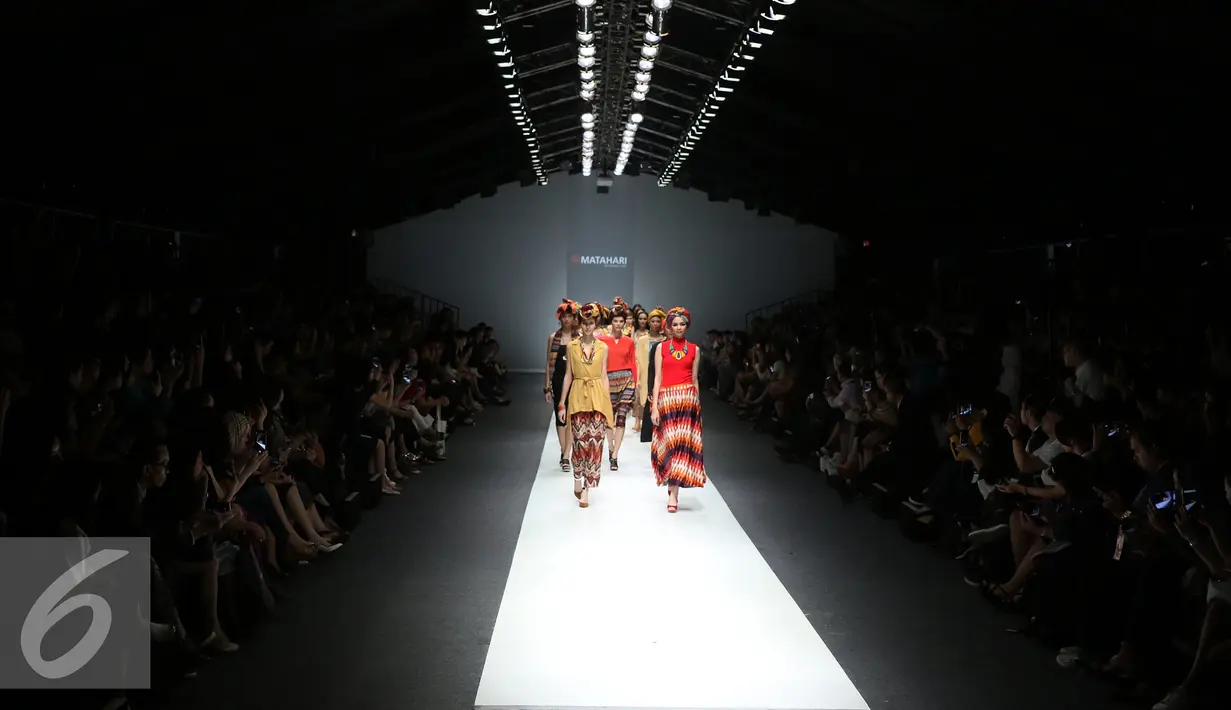 Model membawakan busana rancangan matahari department store di Jakarta Fashion Week (JFW) 2016, Senayan City, Jakarta (27/10). Matahari melayani pecinta mode tanah air melalui lebih dari 140 gerai di 66 kota di Indonesia. (Liputan6.com/Herman Zakharia)