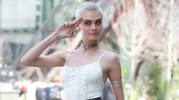 Model Cara Delevingne berpose saat tiba di peragaan busana Chanel Haute Couture di Paris, Prancis, (4/7). Peragaan Busana ini membawakan koleksi terbaru untuk musim Fall/Winter 2017-2018. (AP Photo / Thibault Camus)