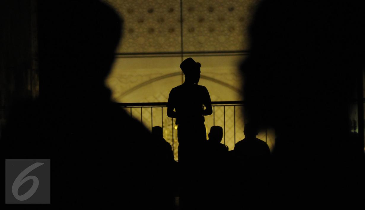 Siluet peserta demo 2 Desember yang sedang menunaikan ibadah salat subuh berjamaah di Masjid Istiqlal, Jakarta, Jumat (2/12). Sejak Kamis malam, ribuan massa sudah menginap untuk mengikuti aksi Bela Islam 212 di Jakarta. (Liputan6.com/Gempur M Surya)