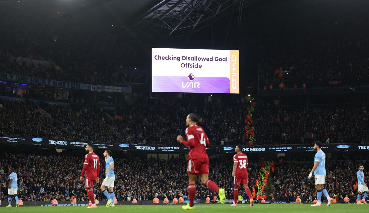 Namun sayang, wasit Chris Kavanagh memutuskan menganulir gol tersebut setelah meninjau VAR. Posisi Andy Robertson berada di jalur offside. (AFP/Darren Staples)