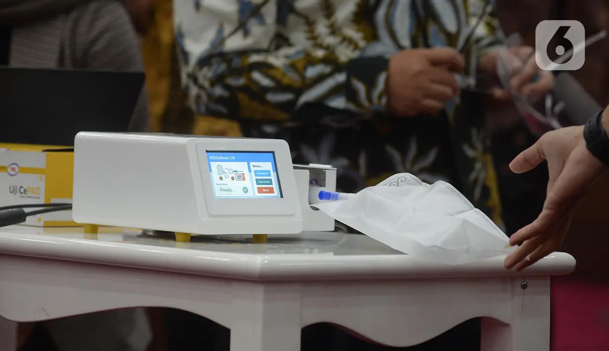 Alat GeNose C19 buatan Universitas Gadjah Mada (UGM) dijajal di Kementerian PMK, Jakarta, Kamis (7/1/2021). Selain GeNose, Muhadjir juga menerima alat rapid test yang dibuat oleh Universitas Padjajaran (Unpad). (merdeka.com/Imam Buhori)