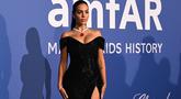 Kekasih Cristiano Ronaldo itu memamerkan belahan dadanya di bagian atas gaun bergaya Basque-nya, yang menampilkan tali off-shoulder yang cantik. (Patricia DE MELO MOREIRA / AFP)