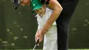 Pegolf Inggris, Danny Willett membantu putranya, Zachariah James memukul bola ketika hari terakhir mengikuti latihan untuk turnamen golf Masters 2018 di Augusta, Georgia, Rabu (4/4). (AP Photo/Matt Slocum)