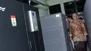 Petugas Tipidkor mengamati tempat penyimpanan UPS di salah satu sekolah di kawasan Kebon Jeruk, Jakarta, Kamis (21/5). Petugas melakukan penyitaan barang bukti UPS anggaran 2014 atas nama tersangka Alex Usman. (Liputan6.com/Helmi Afandi)