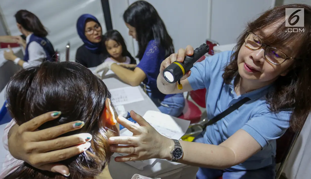 Dokter spesialis kulit memeriksa kulit pada pasien anak di komplek Rusunawa Muara Baru, Jakarta, Selasa (14/5/2019). Pemeriksaan kulit secara cuma-cuma merupakan program Vaseline Healing Project yang bertujuan meningkatkan perilaku hidup bersih dan sehat. (Liputan6.com/Fery Pradolo)