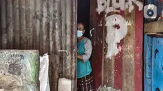 Warga mengintip dari pintu rumah saat pemberlakuan mikro lockdown di RW 002, Kelurahan Krukut, Taman Sari, Jakarta Barat, Senin (10/1/2022). Satgas COVID-19 Jakarta memberlakukan mikro lockdown di RT 08, 010, 011, dan 014 usai 36 warga terkonfirmasi positif COVID-19. (merdeka.com/Iqbal S. Nugroho)