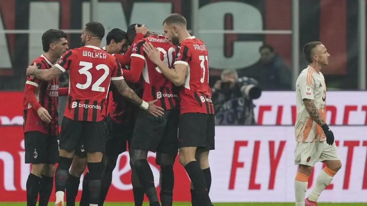 Pemain AC Milan merayakan gol ke gawang AS Roma dalam laga perempat final Coppa Italia di San Siro, Rabu (6/2/2025) dini hari WIB. (c) AP Photo/Antonio Calanni