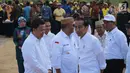 Presiden Joko Widodo (Jokowi) melakukan panen raya jagung di Desa Botuwombato, Kabupaten Gorontalo Utara, Jumat (1/3). Pada kesempatan itu juga, Jokowi menyempatkan diri untuk berdialog dengan beberapa petani jagung. (Liputan6.com/Arfandi Ibrahim)
