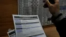 Seorang calon penumpang mengecek jadwal keberangkatan kereta api yang akan ditumpanginya, Jakarta, Jumat (13/3/2015). PT KAI akan menaikkan harga tiket per 1 April 2015, kenaikan dipengaruhi oleh fluktuasi harga BBM. (Liputan6.com/Johan Tallo)
