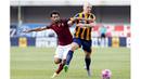 Pemain Roma, Mohamed Salah berebut bola dengan pemain Verona, Emil Hallfredsson di Stadion Marc'Antonio Bentegodi, Italia, Sabtu (22/8/2015). Roma bermain imbang 1-1 dengan Verona. (Reuters/Giampiero Sposito)