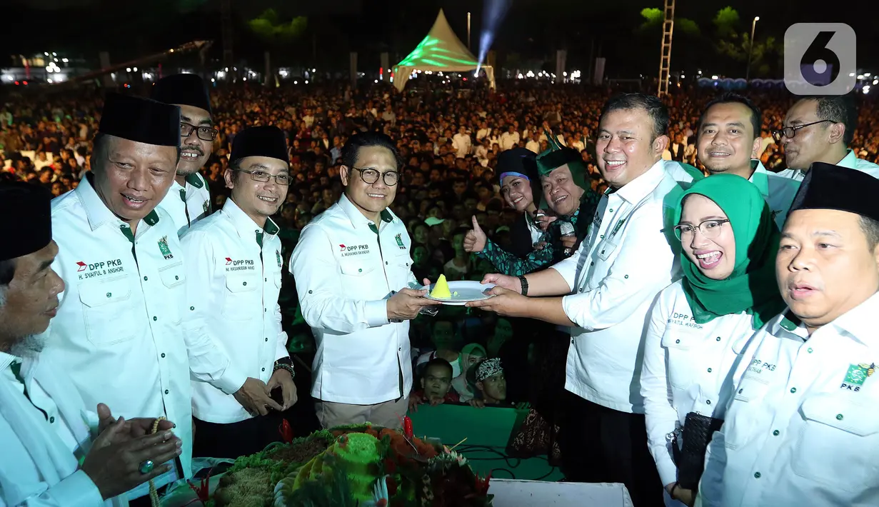 Penonton menyalakan lampu dari handphone saat menyaksikan penampilan penyanyi Didi Kempot dalam perayaan Harlah ke-20 Fraksi PKB DPR RI di Kompleks Parlemen Senayan, Jakarta, Kamis (31/10/2019). Didi Kempot membawakan sejumlah lagu di antaranya 'Kalung Emas' dan 'Cidro'. (Liputan6.com/JohanTallo)
