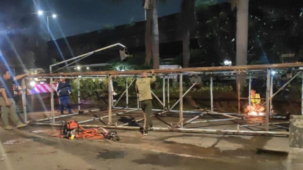 Satpol PP DKI Lakukan Pembongkaran Reklame Berkarat di Ancol, Antisipasi Cuaca Ekstrem