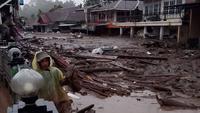 Sejumlah rumah warga di Jorong Toboh, Nagari Malalak Timur, Kecamatan Malalak, Kabupaten Agam, Sumatera Barat, rusak parah sudah diterjang banjir bandang. (Liputan6.com/ Dok Ist)