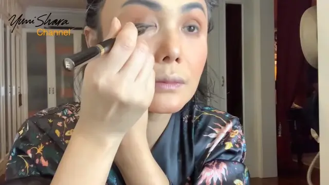 Sudah Kelihatan Uban, Ini 7 Momen Yuni Shara Beri Tips Makeup