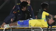Penyerang Brasil Neymar dibawa keluar lapangan dengan tandu setelah cedera saat main tandang melawan Uruguay pada babak Kualifikasi Piala Dunia 2026 Zona Conmebol, di stadion Centenario di Montevideo, Rabu (18/10/2023). (AP Photo/Matilde Campodonico)