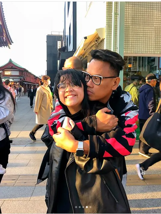 Keceriaan Cinta saat ayahnya memeluk dari belakang. Saat ke tempat ini, anak cowok Uya tak ikut lantaran sedang istirahat lantaran kecapean. (instagram/astridkuya)