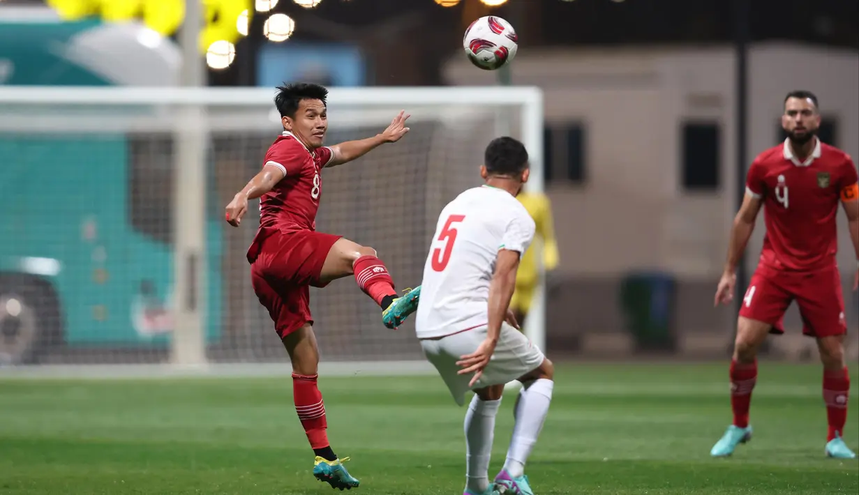 Gelandang Timnas Indonesia, Witan Sulaeman (kiri) berebut bola dengan bek Timnas Iran, Milad Mohammadi pada laga uji coba terakhir menjelang Piala Asia 2023 di Al Rayyan Training Ground, Qatar, Selasa (9/1/2023) malam WIB. Timnas Indonesia kalah 0-5 dari Timnas Iran. (Dok. PSSI)