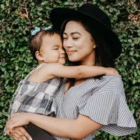 ilustrasi ibu dan anak/Photo by Hello Revival on Unsplash