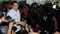 Bos MNC Group, Hary Tanoesoedibjo saat ditanya wartawan di Gedung Bundar Kejaksaan Agung, Jakarta, Kamis (17/3). Hary Tanoesoedibjo memenuhi panggilan penyidik Kejaksaan Agung untuk dimintai keterangannya sebagai saksi. (Liputan6.com/Helmi Afandi)