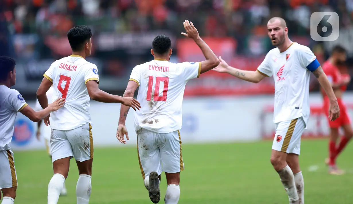 Pemain PSM Makassar, Everton, mencetak gol ke gawang Persija Jakarta pada laga pekan ke-20 BRI Liga 1 2022/2023 di Stadion Patriot Candrabhaga, Bekasi, Rabu (25/1/2023). Persija menang dengan skor 4-2. (Bola.com/M Iqbal Ichsan)