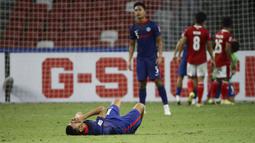 Pemain Singapura, Faris Ramli berbaring meratapi kekalahan 2-4 dari Indonesia sesaat setelah usai pertandingan. (AP/Suhaimi Abdullah)
