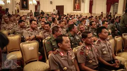 Para perwira tinggi TNI-Polri saat hadir dalam rakor dengan Pangdam-Kapolda serta perwira tinggi TNI-Polri di Jakarta, Senin (24/10). Rakor membahas dua hal yaitu terkait pungli dan Pilkada Serentak 2017. (Liputan6.com/Faizal Fanani)