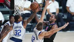 Pebasket Los Angeles Clippers, Kawhi Leonard, berusaha mencetak poin saat menghadapi Dallas Mavericks dalam gim kedua playoff NBA 2020 di AdventHealth Arena, Kamis (20/8/2020). Maverick menang 127-114 atas LA Clipppers. (AFP/Ashley Landis-Pool/Getty Images)
