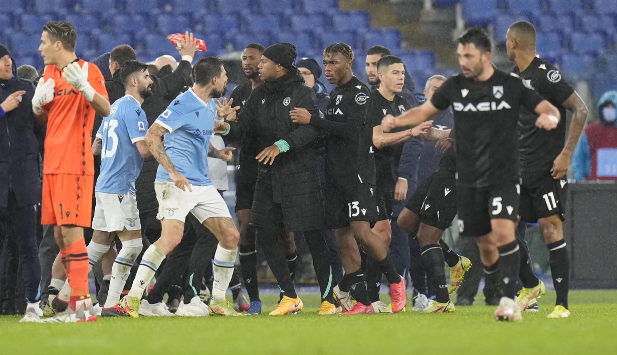 Laga berakhir 4-4 setelah 10 menit masa injury time dan diwarnai keributan antar-pemain. Pemain Udinese, Wallace menerima kartu merah saat terjadi keributan hingga total tercipta 3 kartu merah dalam laga tersebut. (AP/Gregorio Borgia)