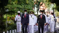 Gubernur Sulawesi Selatan Nurdin Abdullah melantik 11 kepala daerah pemenang Pilkada, di Baruga Karaeng Pattingalloang yang berada di Rumah Jabatan Gubernur Sulsel, pada Jumat (26/2/2021). (Liputan6.com/ Fauzan)