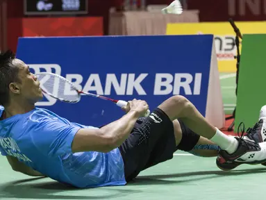 Ukun Rukendi pebulutangkis Indonesia meraih medali perak setelah gagal mengalahkan Bhagat Pramod asal India di nomor tunggal putra SL3 pada Asian Para Games 2018 di Istora Senayan, Sabtu (13/10/2018).  (Bola.com/Peksi Cahyo)