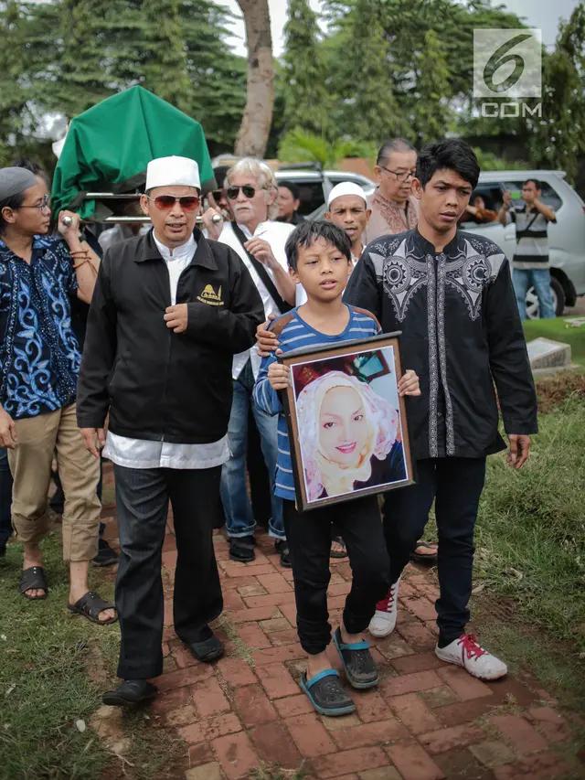 Duka Anak dan Cucu di Pusara Titi Qadarsih