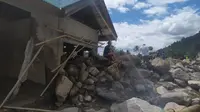 Kondisi di lokasi pascabanjir bandang di Desa Bolapapu Sigi. Tampak rumah warga diterjang batu-batu besar yang terbawa banjir yang terjadi pada Sabtu malam (8/8/2020). (Foto: Mugni)