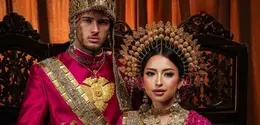 Intip potret foto prewedding Jennifer Coppen dan Justin Hubner dalam balutan busana adat Makassar (@jennifercoppenreal20)