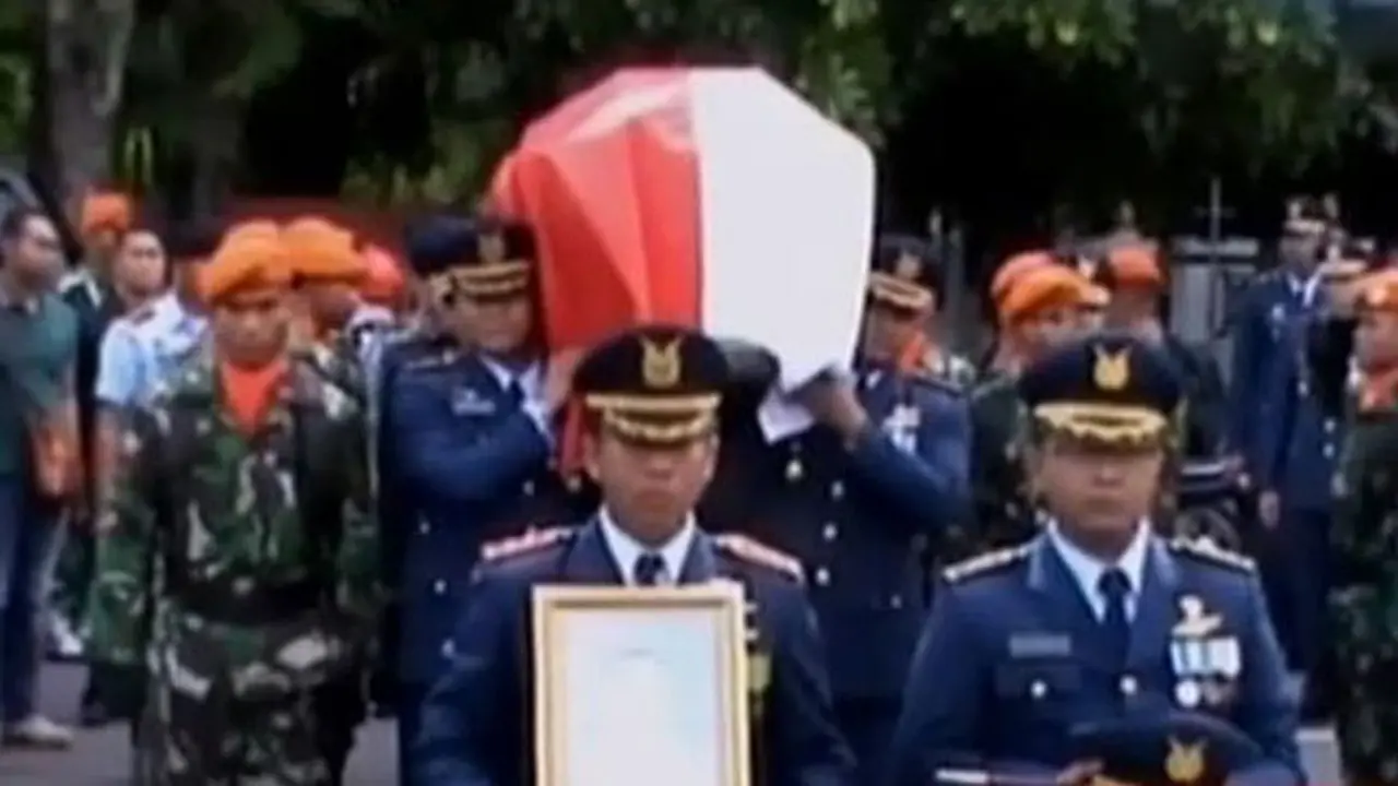 VIDEO: Duka Iringi Pemakaman Pilot T-50i Letkol Marda Sarjono