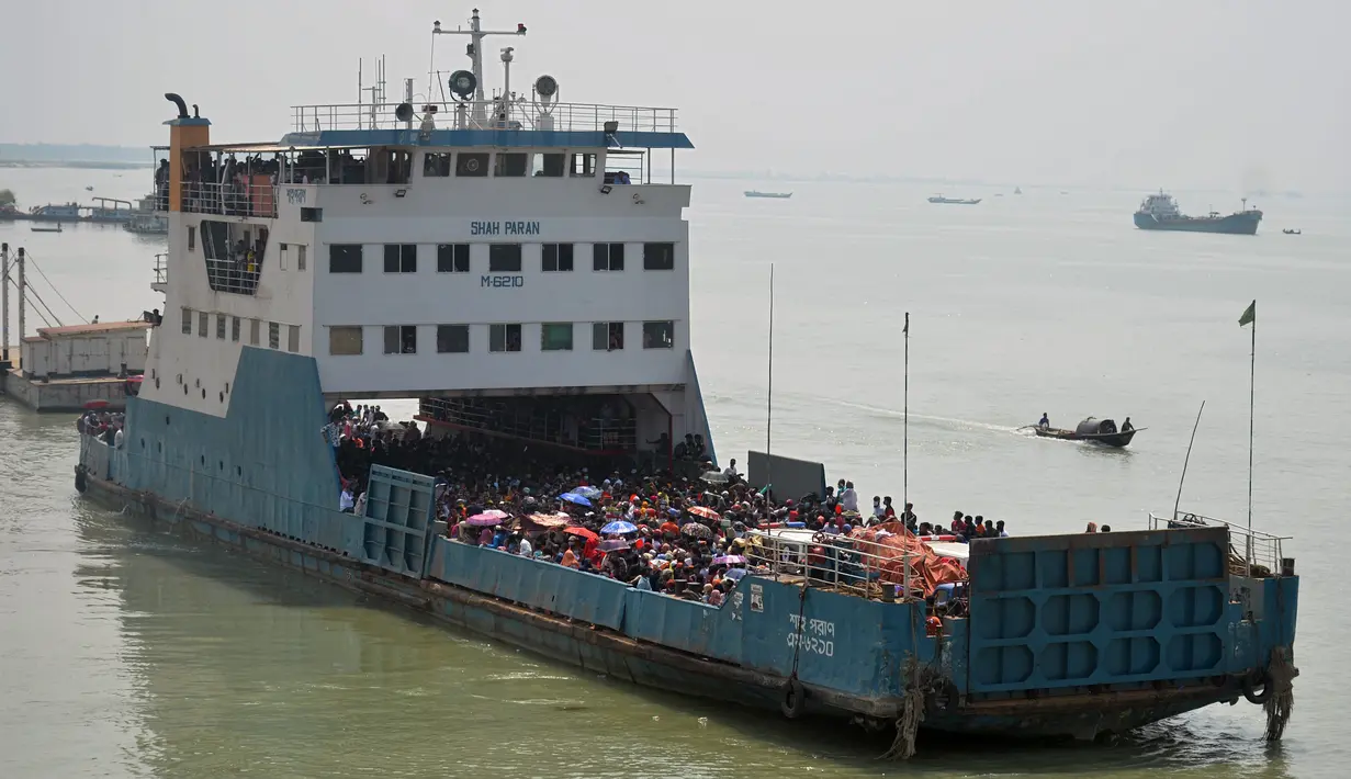 Pemudik melakukan perjalanan dengan kapal feri menuju kampung halaman menjelang perayaan Idul Fitri di tengah pandemi Covid-19 di Munshiganj, Bangladesh pada 9 Mei 2021. Ratusan orang bergegas untuk pulang ke rumah sehingga dapat berkumpul dengan keluarga pada momen Lebaran. (Munir Uz zaman/AFP)