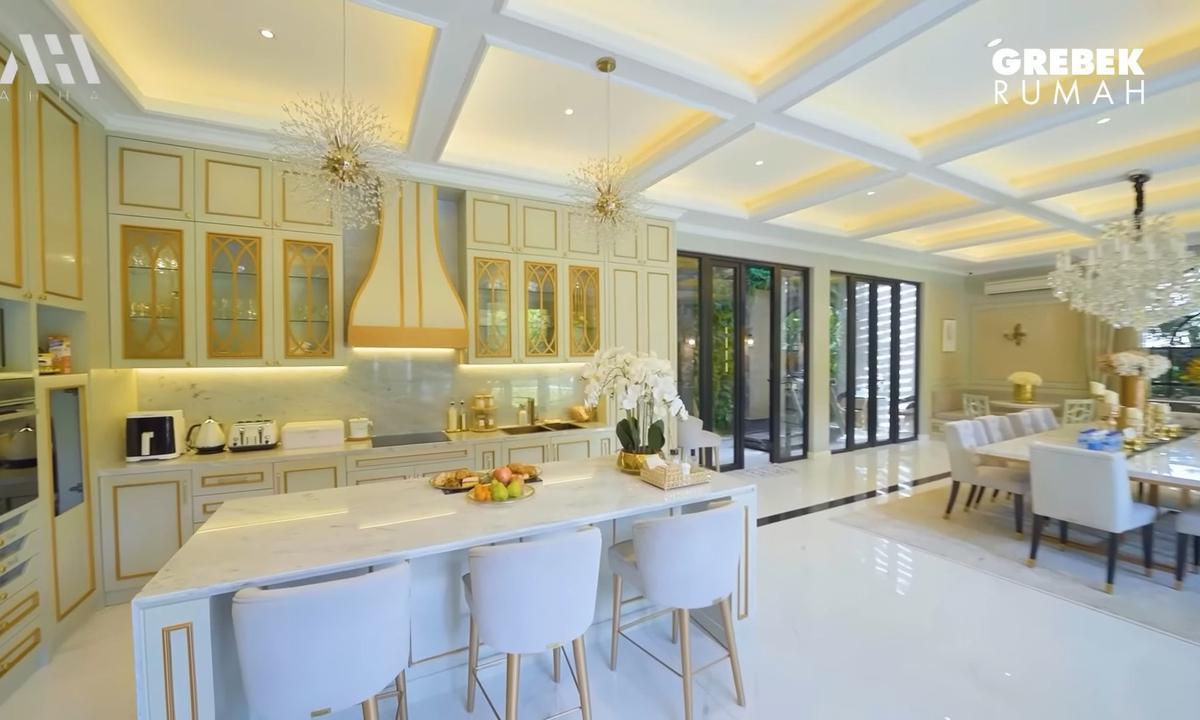 5 Potret Dapur di Istana Megah Putri Zulhas & Zumi Zola, Seluas Lapangan Sepakbola & Mewah dengan Sentuhan Emas