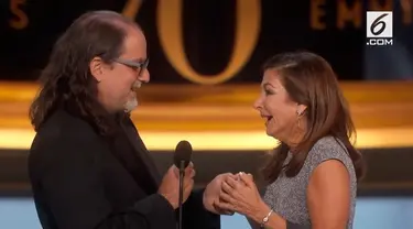 Sutradara kawakan Hollywood, Glenn Weiss memanfaatkan podium Emmy Awards 2018 untuk melamar kekasihnya.